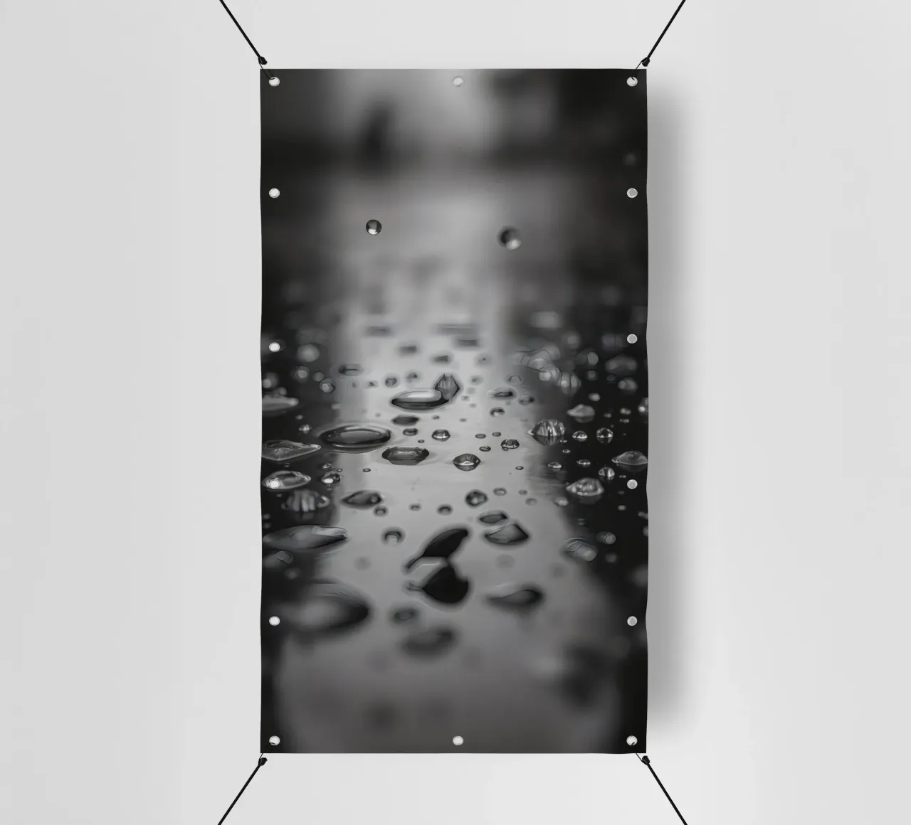 Gocce di pioggia che creano riflessi su una superficie bagnata telo in pvc da DesignDoodle