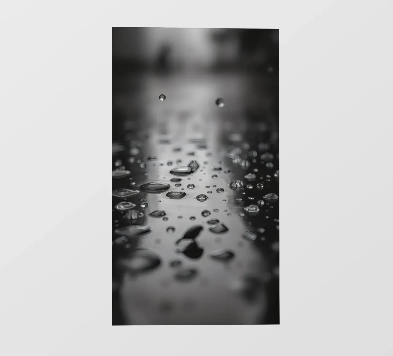 Gocce di pioggia che creano riflessi su una superficie bagnata telo in pvc da DesignDoodle