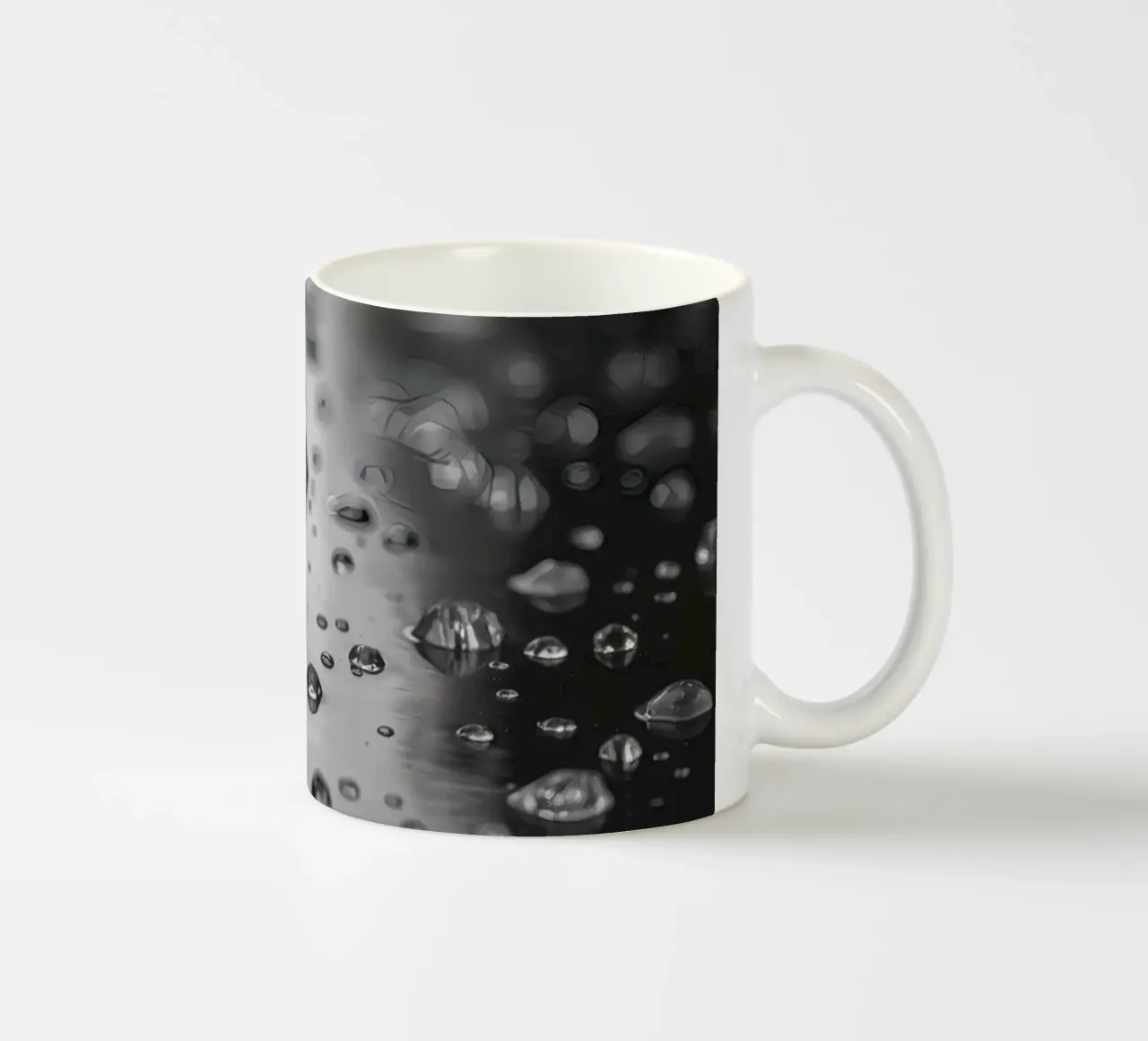 Gocce di pioggia che creano riflessi su una superficie bagnata tazza in ceramica da DesignDoodle