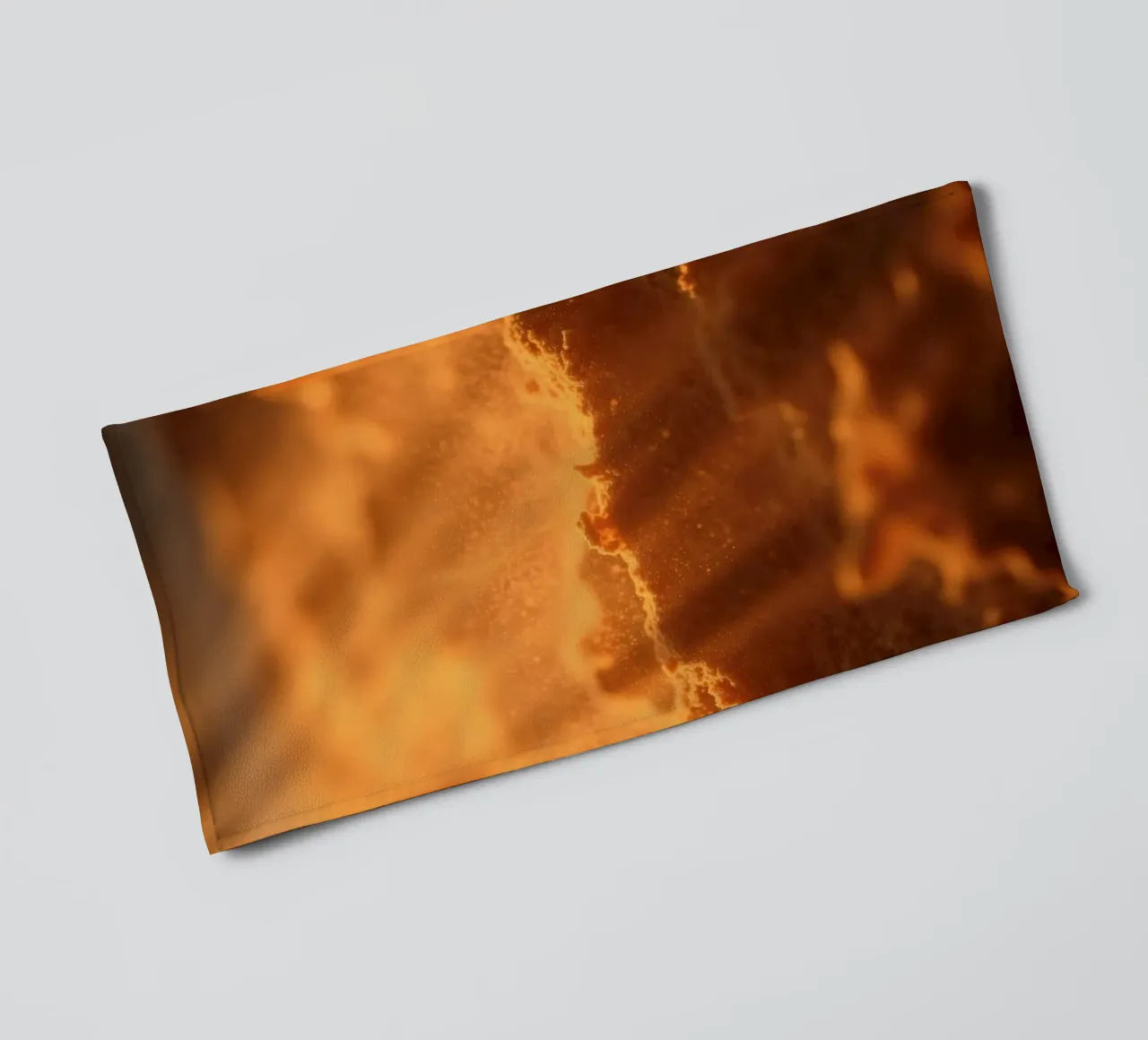 Sandige Textur, die von weichem Licht beleuchtet wird und ein warmes Gefühl vermittelt Handtuch von DesignDoodle