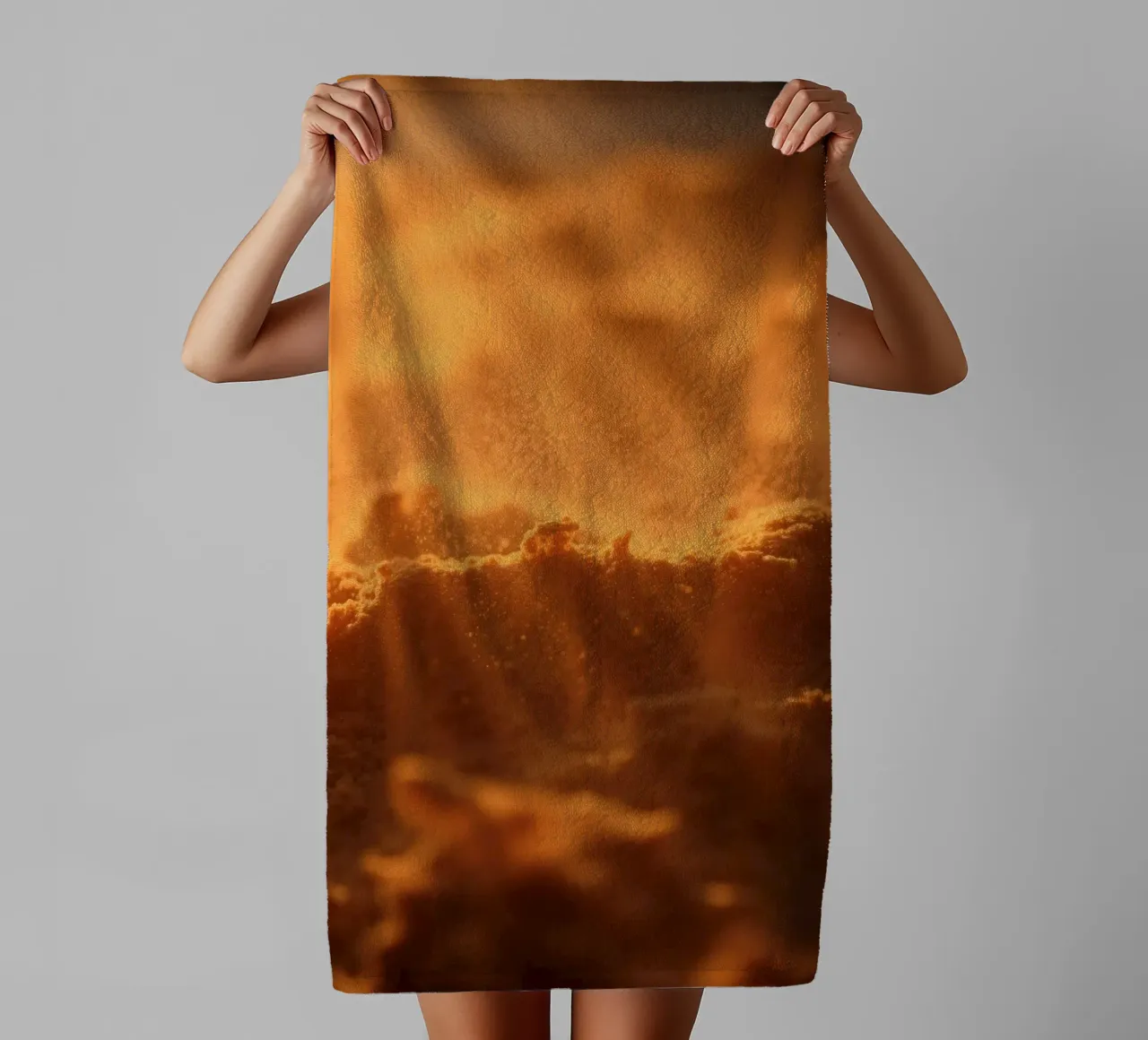 Sandige Textur, die von weichem Licht beleuchtet wird und ein warmes Gefühl vermittelt Handtuch von DesignDoodle