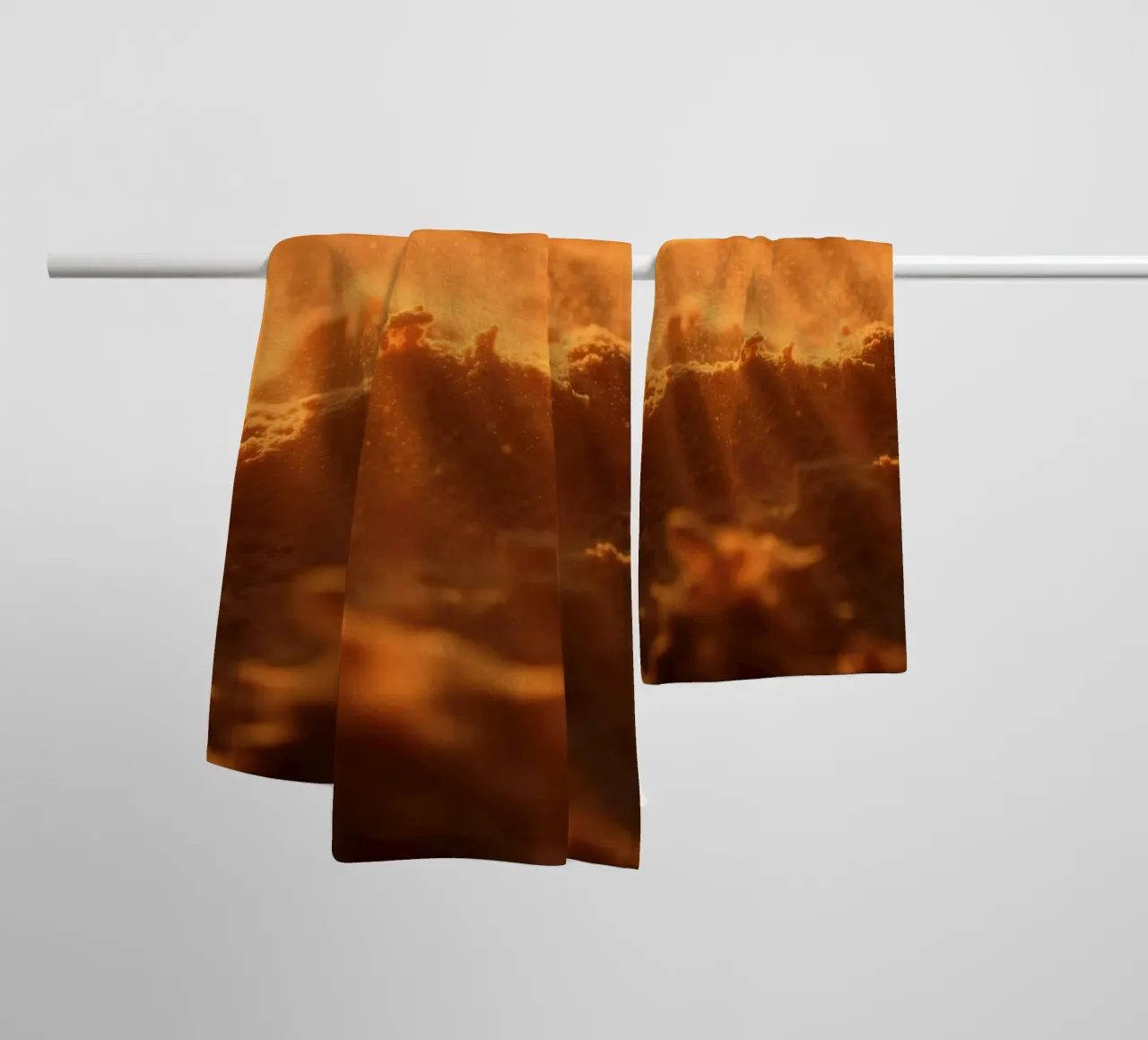 Sandige Textur, die von weichem Licht beleuchtet wird und ein warmes Gefühl vermittelt Handtuch von DesignDoodle