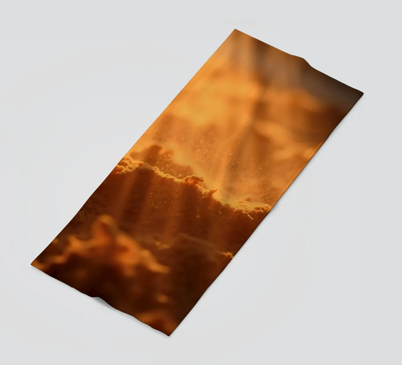 Sandige Textur, die von weichem Licht beleuchtet wird und ein warmes Gefühl vermittelt Strandtuch von DesignDoodle