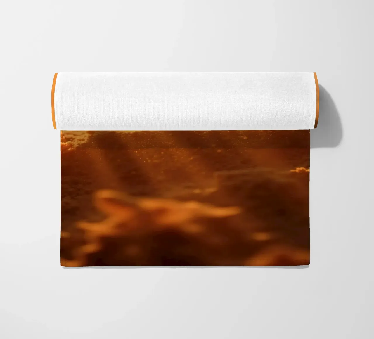 Sandige Textur, die von weichem Licht beleuchtet wird und ein warmes Gefühl vermittelt Strandtuch von DesignDoodle