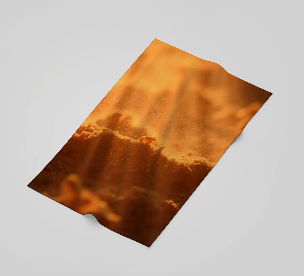 Sandige Textur, die von weichem Licht beleuchtet wird und ein warmes Gefühl vermittelt Strandtuch von DesignDoodle