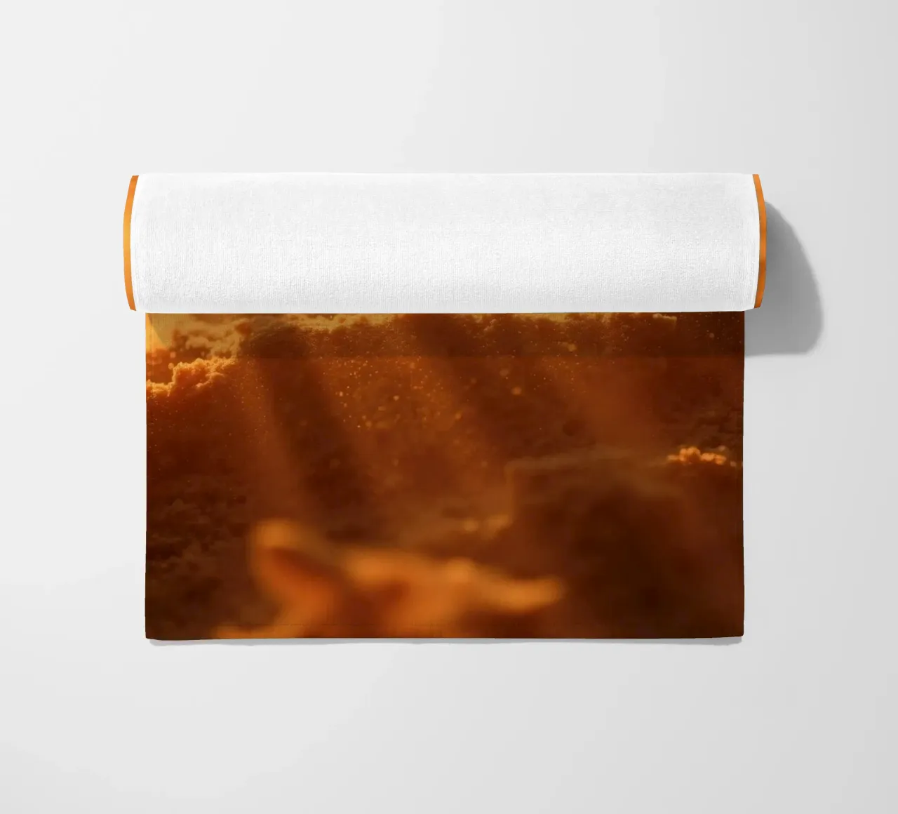 Sandige Textur, die von weichem Licht beleuchtet wird und ein warmes Gefühl vermittelt Strandtuch von DesignDoodle