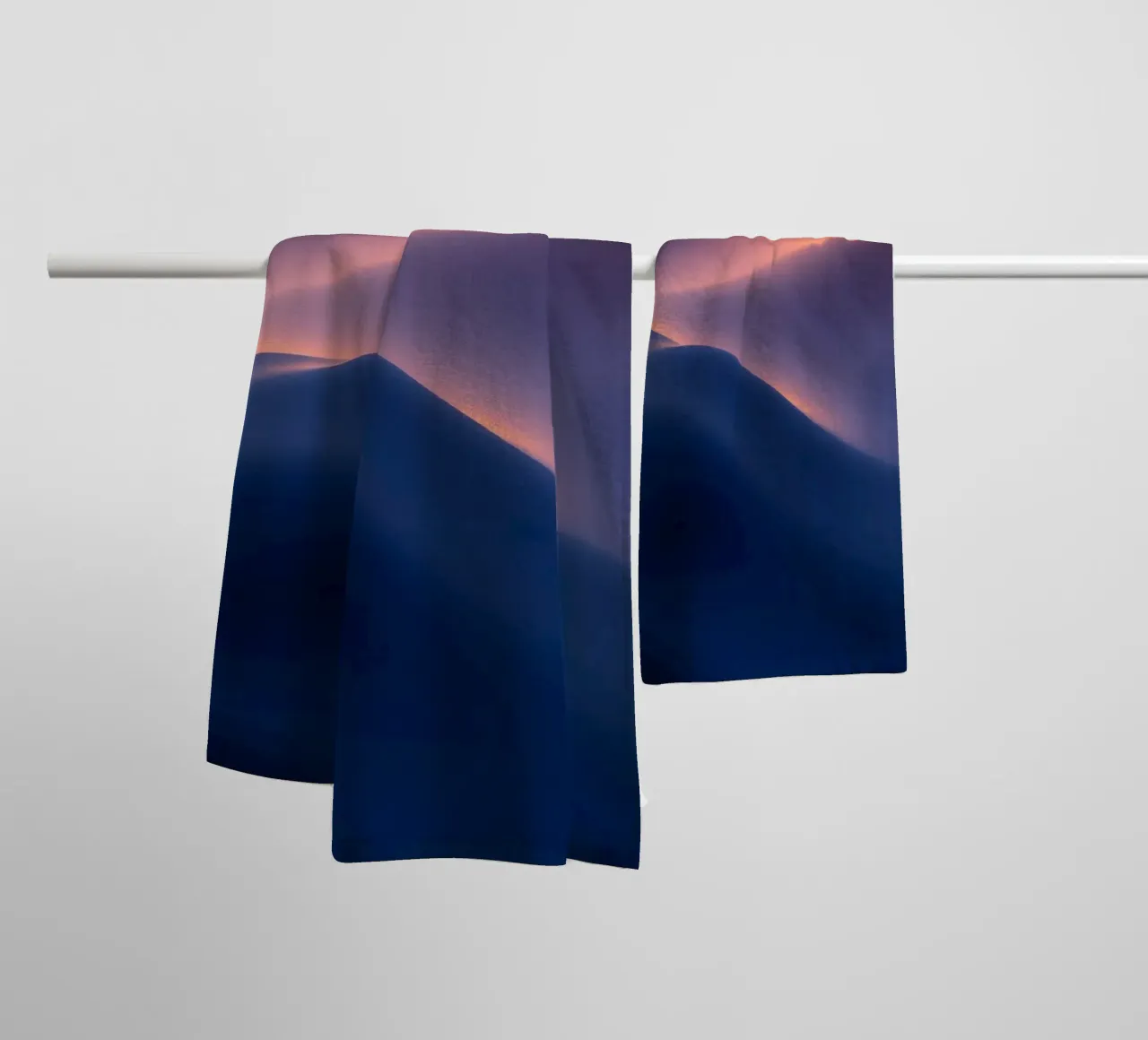 abstracte kunst met zachte golven in blauw- en oranjetinten badhanddoek van DesignDoodle