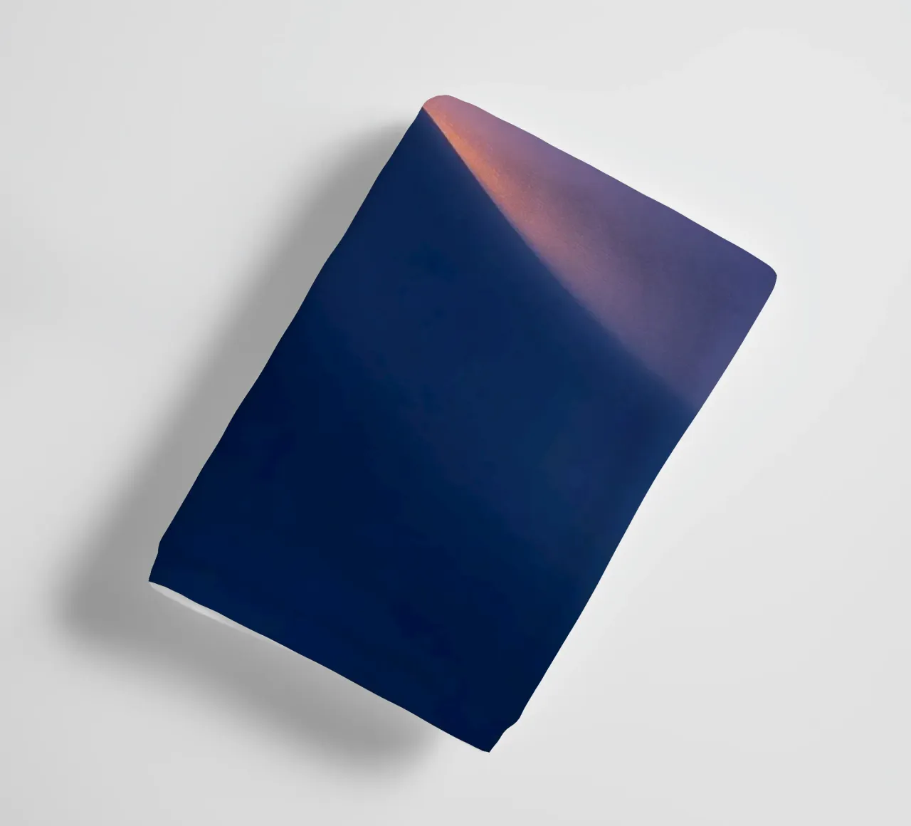 abstracte kunst met zachte golven in blauw- en oranjetinten badhanddoek van DesignDoodle
