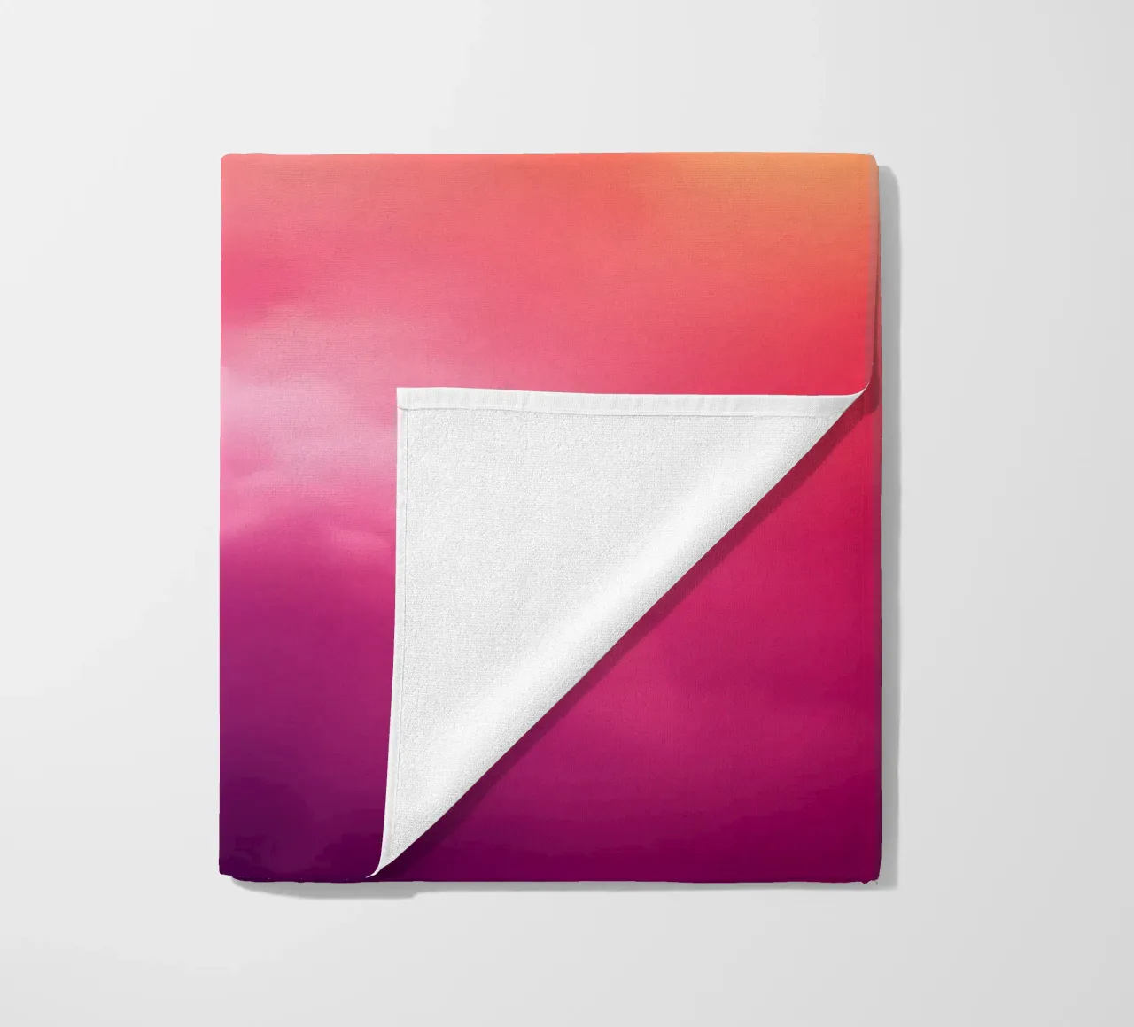 fond abstrait de nuages avec des couleurs dégradées et douces serviette de plage de DesignDoodle
