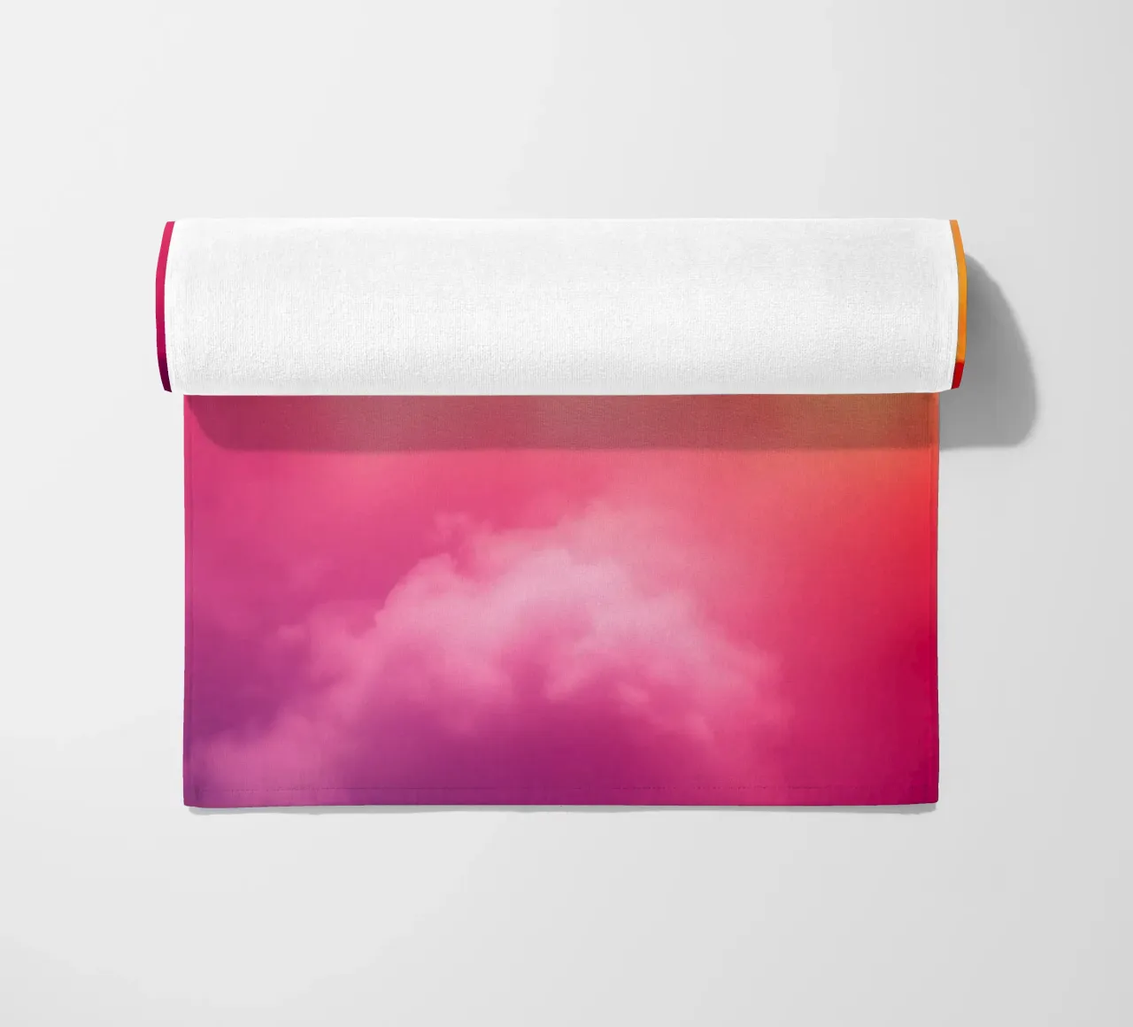 fond abstrait de nuages avec des couleurs dégradées et douces serviette de plage de DesignDoodle