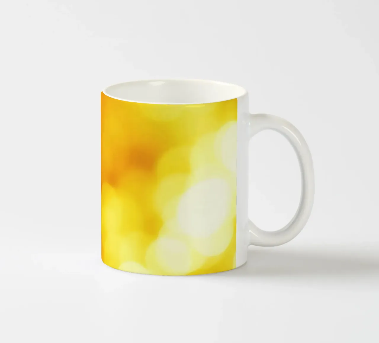 gouden bokeh achtergrondontwerp met abstracte glinsterende keramische mok van DesignDoodle