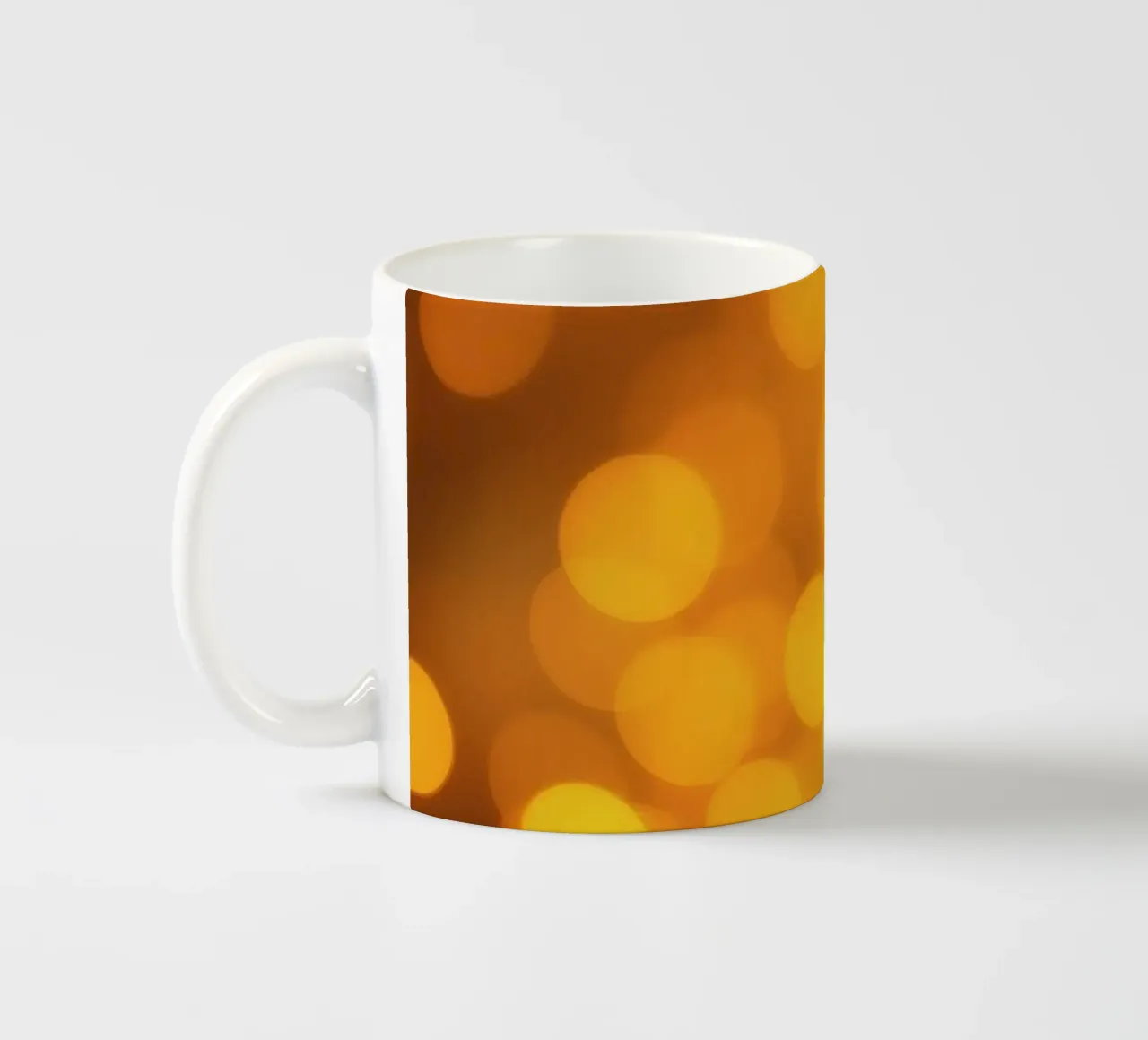 Motif de fond de type bokeh doré, avec des motifs abstraits chatoyants. mug en céramique de DesignDoodle