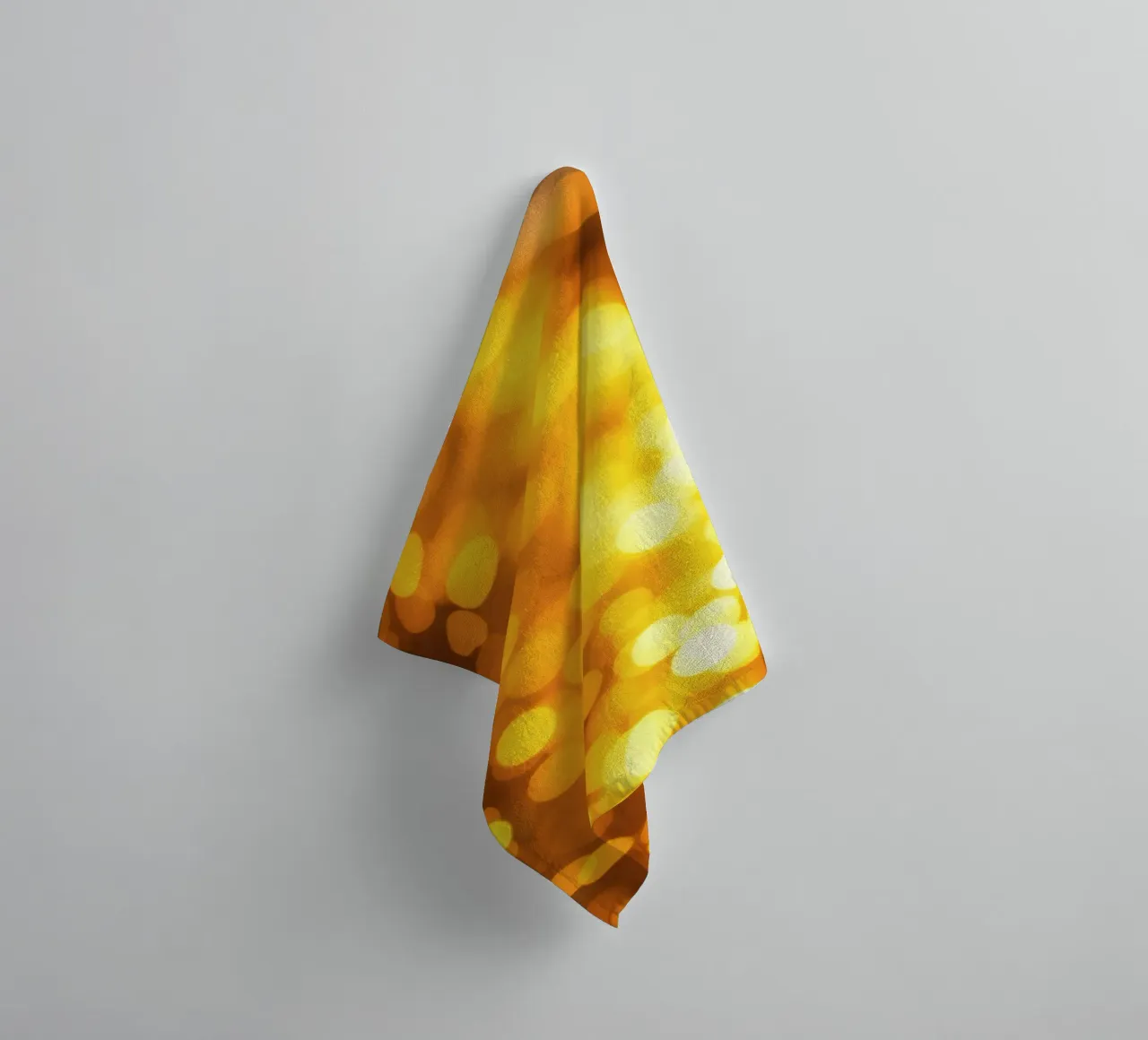 Motif de fond de type bokeh doré, avec des motifs abstraits chatoyants. serviette de bain de DesignDoodle