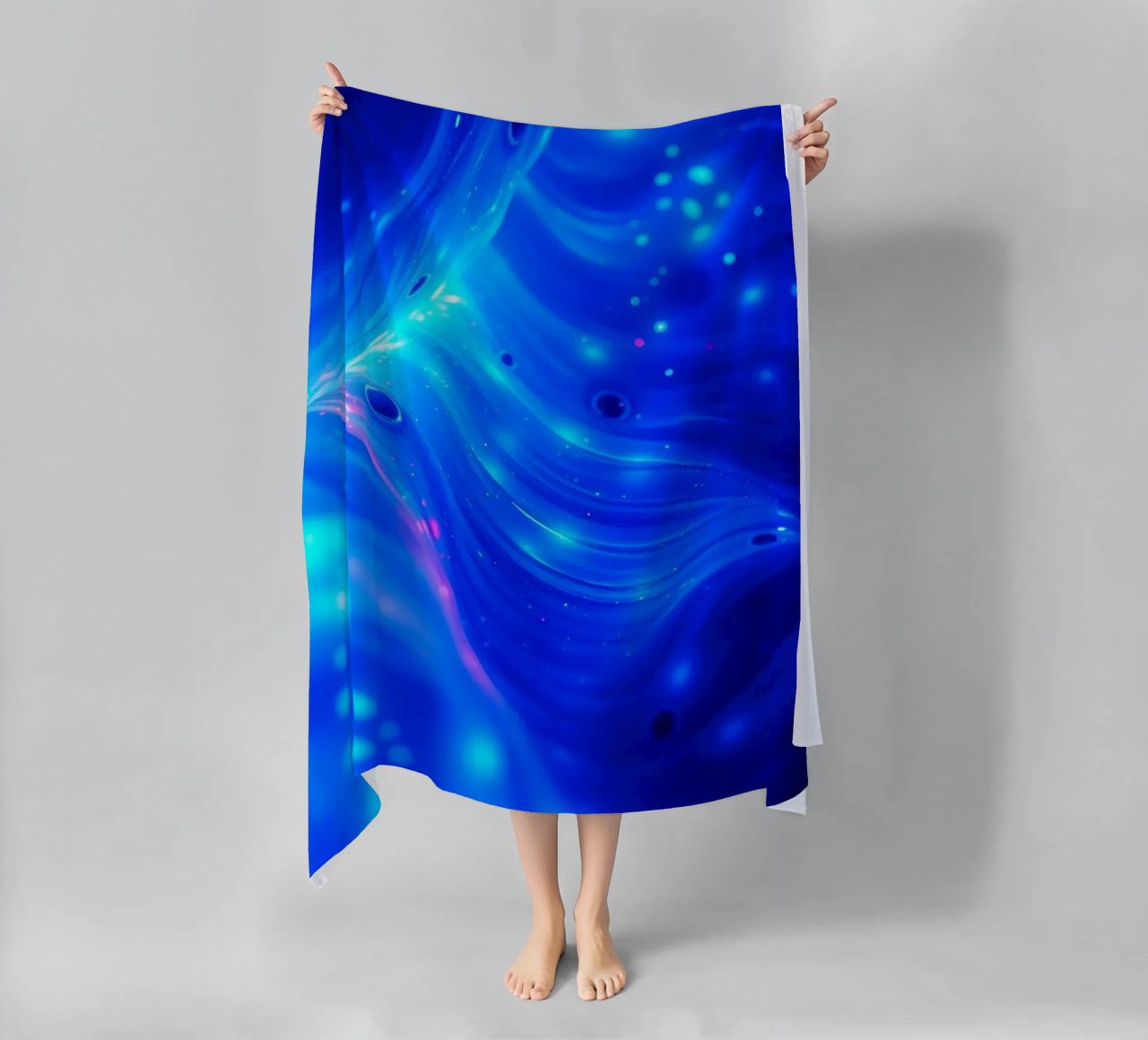 Le onde vibranti del design astratto blu creano un'arte straordinaria. telo mare da DesignDoodle