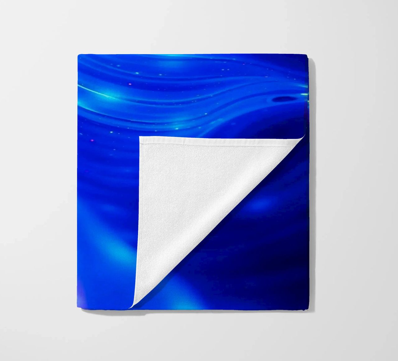 Le onde vibranti del design astratto blu creano un'arte straordinaria. telo mare da DesignDoodle