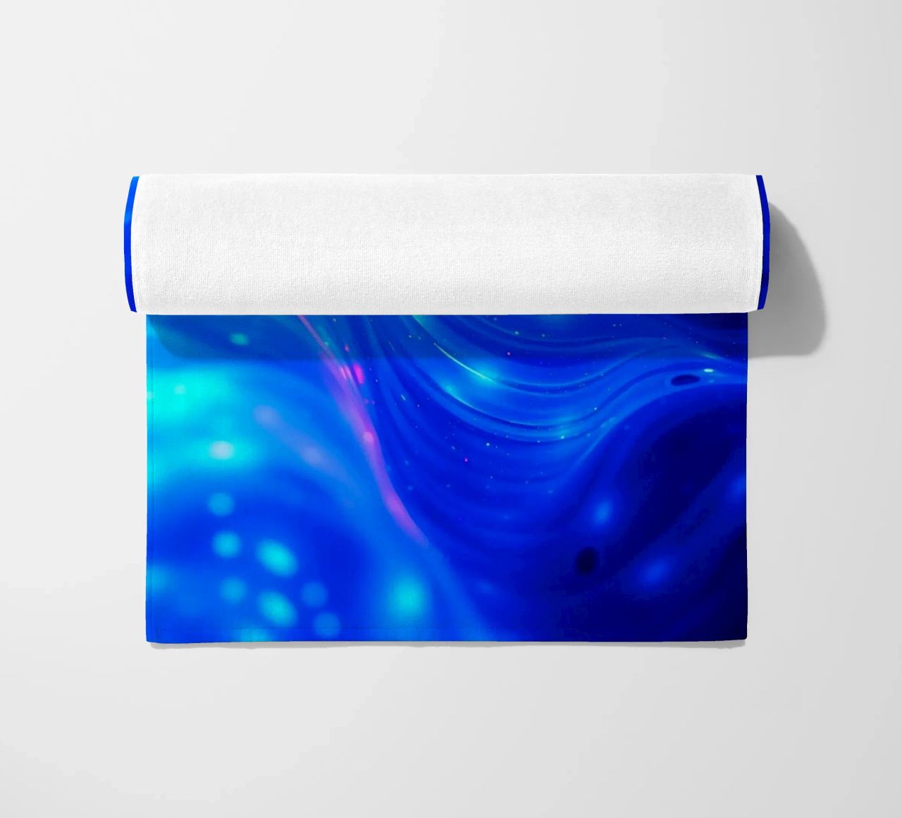 Le onde vibranti del design astratto blu creano un'arte straordinaria. telo mare da DesignDoodle
