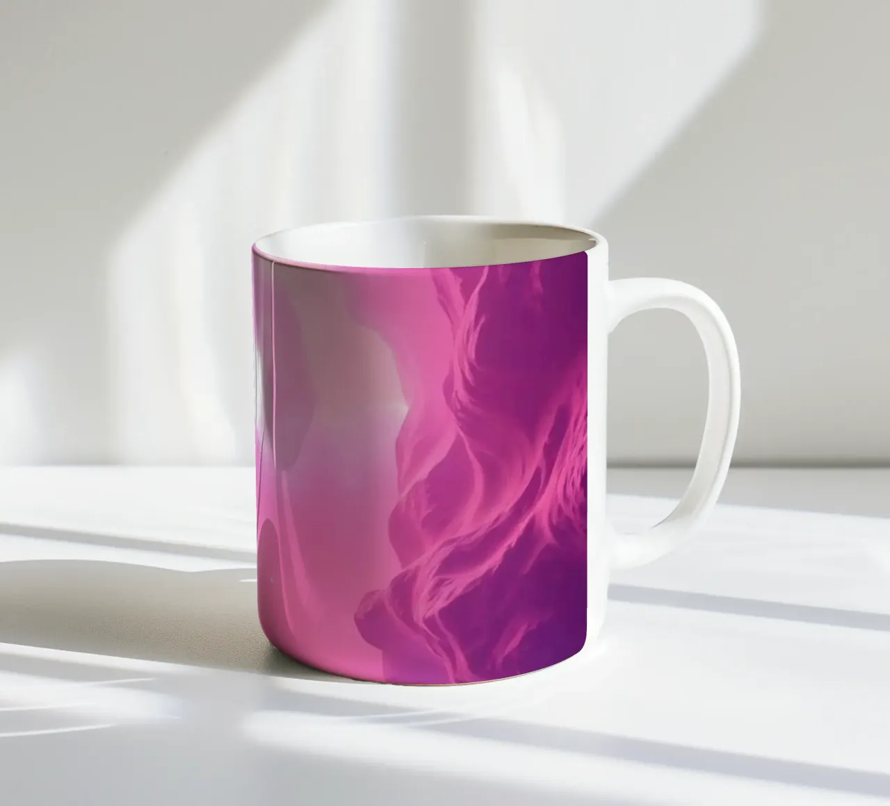 een rustgevend abstract behangontwerp in roze en blauw keramische mok van DesignDoodle