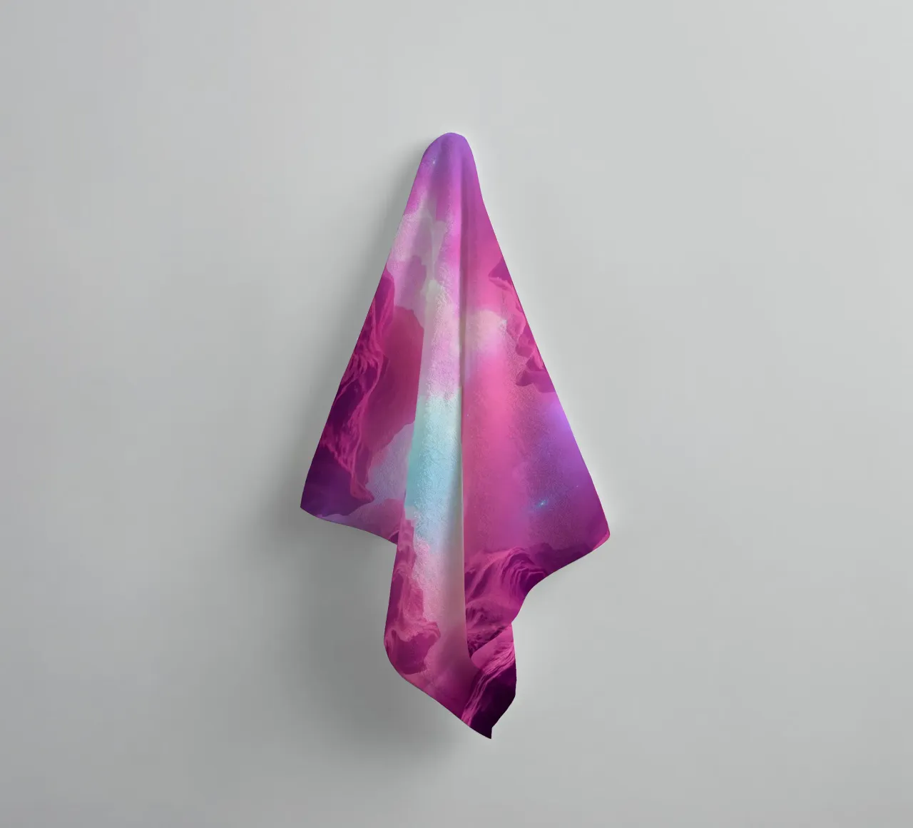 een rustgevend abstract behangontwerp in roze en blauw badhanddoek van DesignDoodle