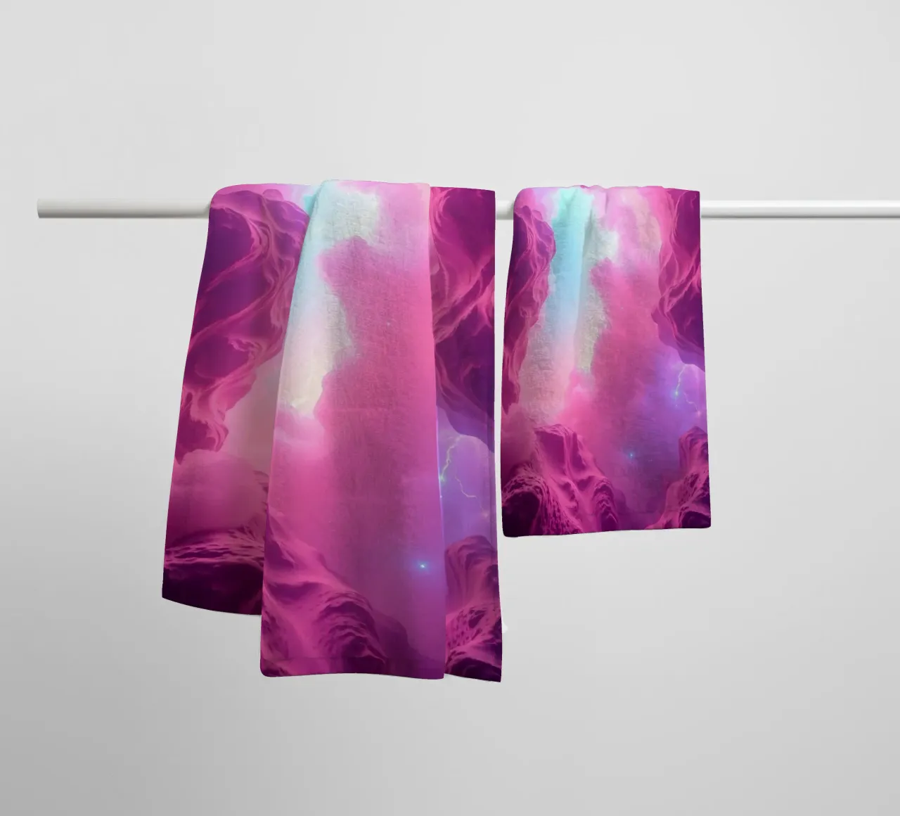 een rustgevend abstract behangontwerp in roze en blauw badhanddoek van DesignDoodle