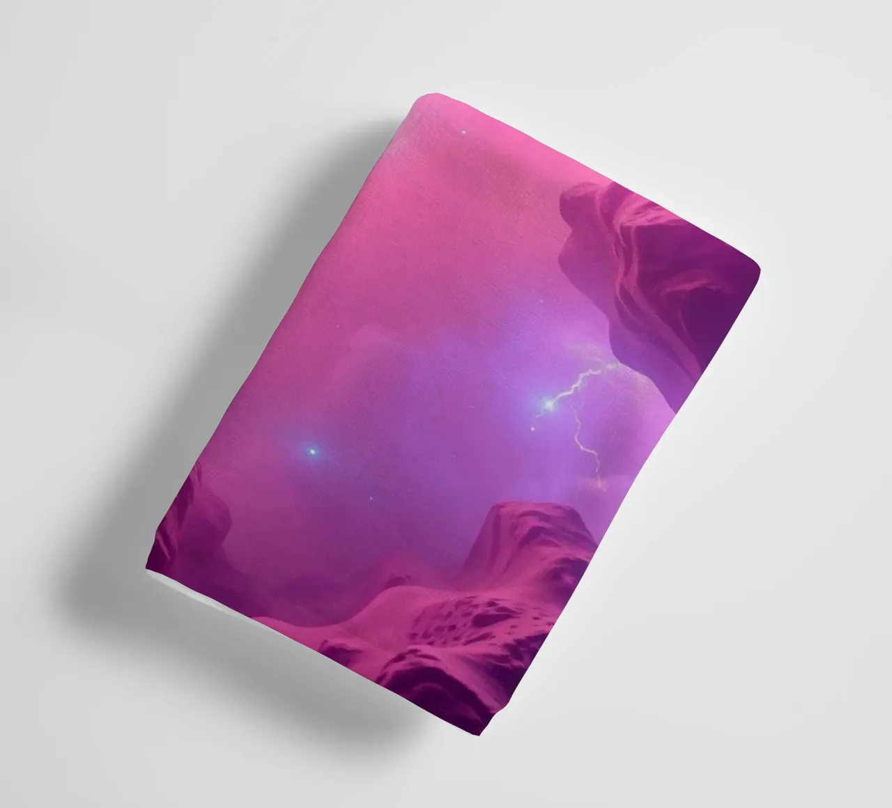 een rustgevend abstract behangontwerp in roze en blauw badhanddoek van DesignDoodle