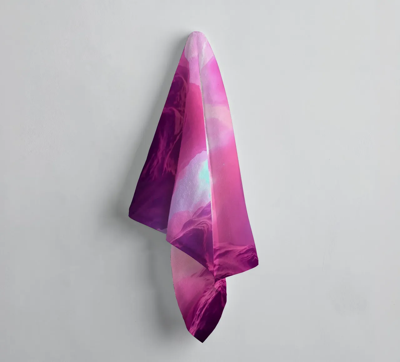 een rustgevend abstract behangontwerp in roze en blauw badhanddoek van DesignDoodle