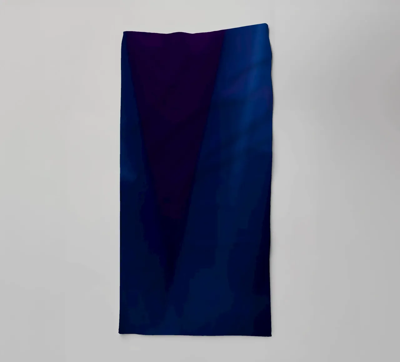 design abstrait dans des tons bleus riches pour une pièce moderne serviette de bain de DesignDoodle