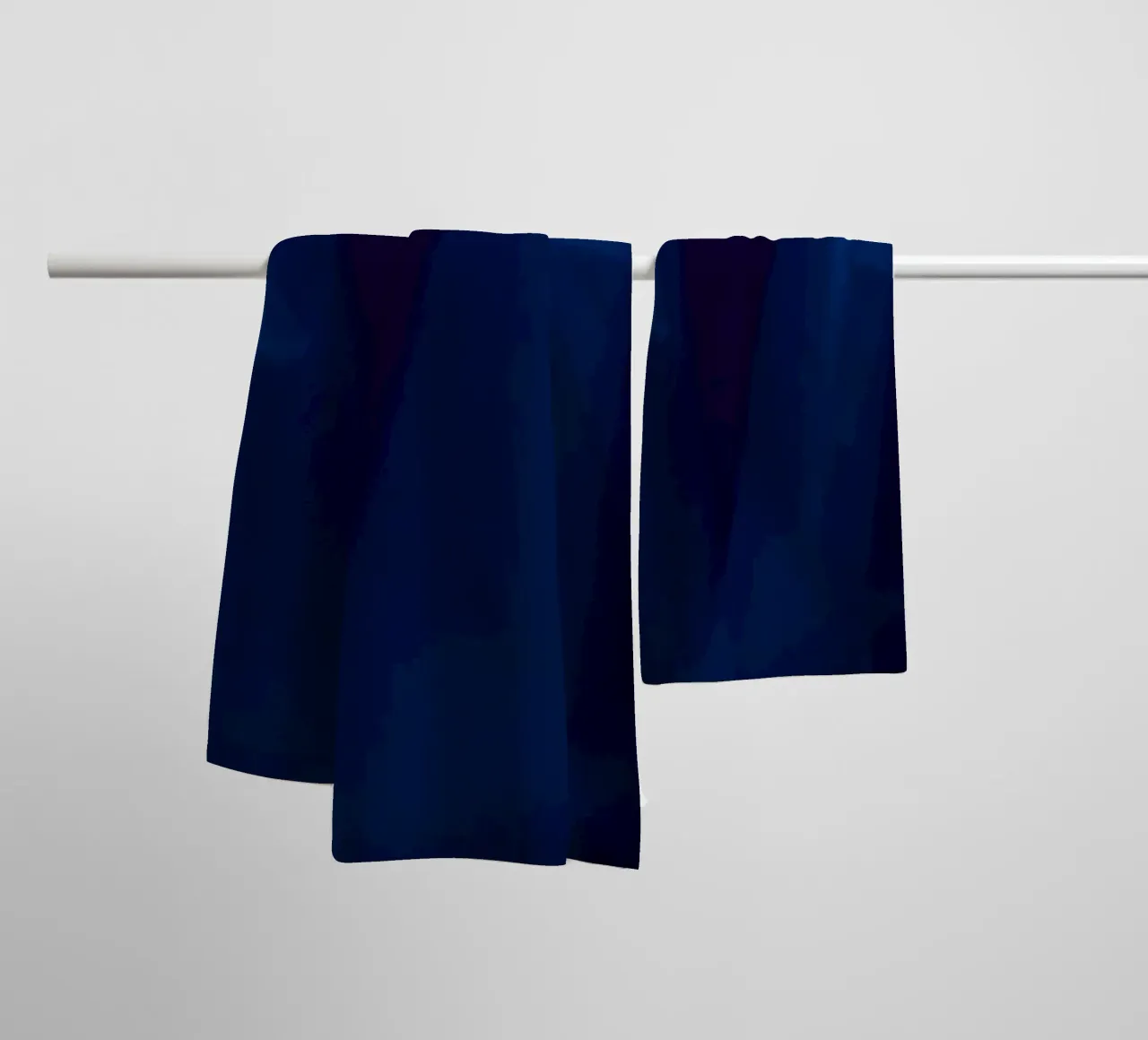 design abstrait dans des tons bleus riches pour une pièce moderne serviette de bain de DesignDoodle