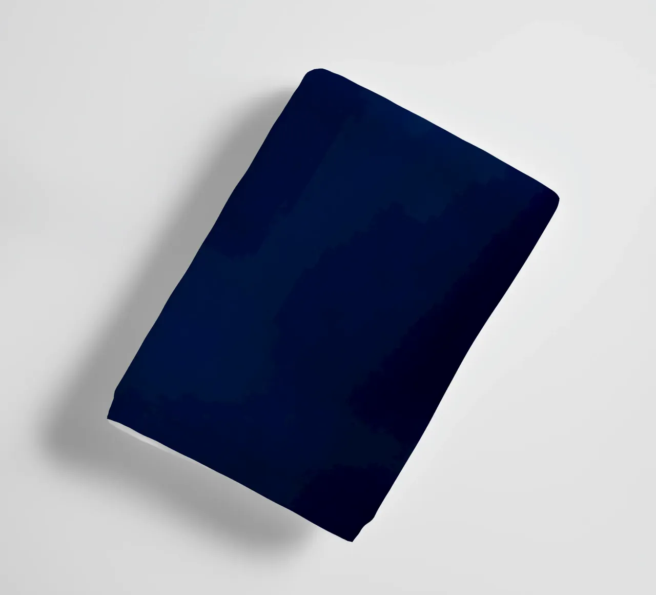 design abstrait dans des tons bleus riches pour une pièce moderne serviette de bain de DesignDoodle