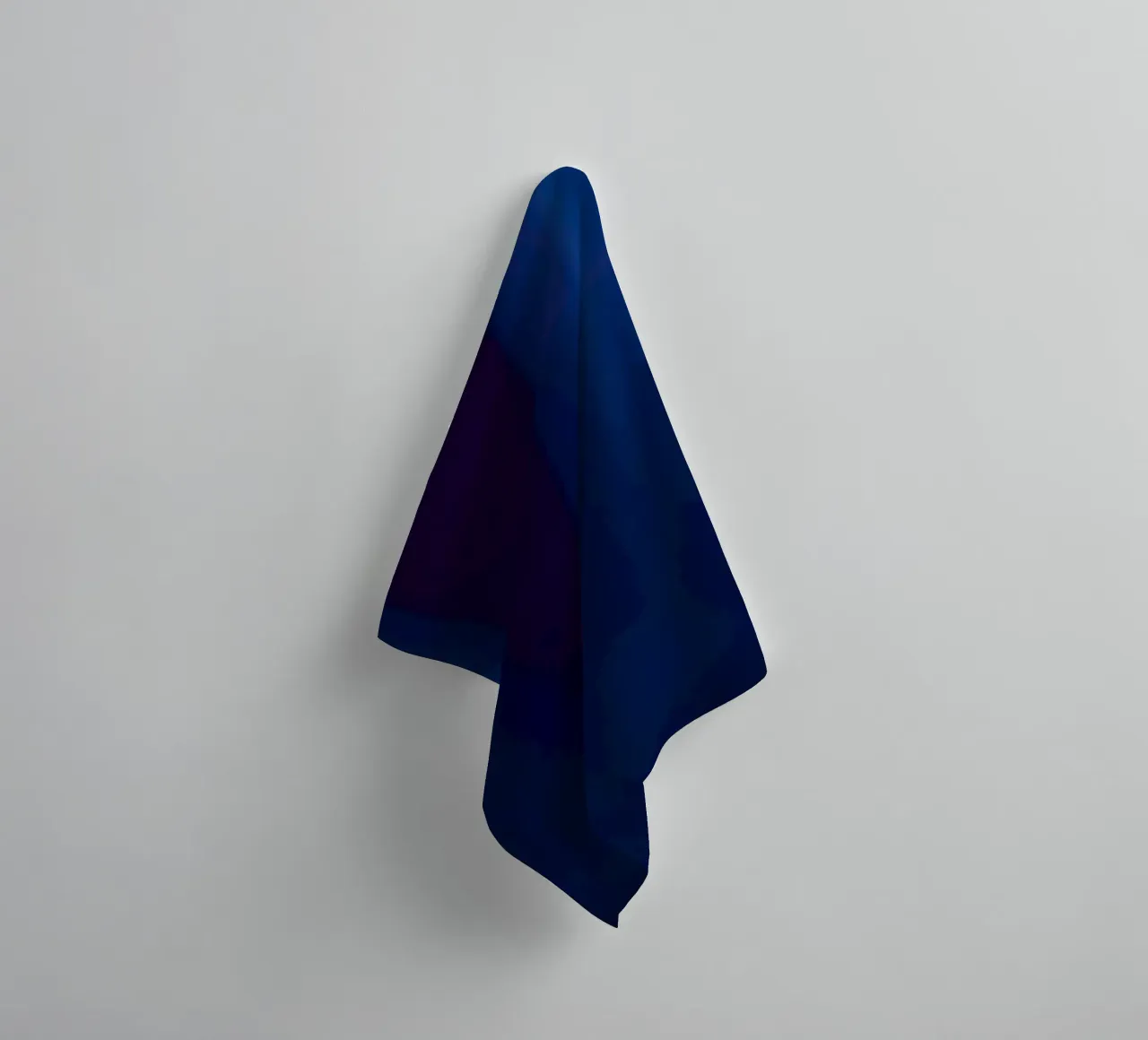 design abstrait dans des tons bleus riches pour une pièce moderne serviette de bain de DesignDoodle