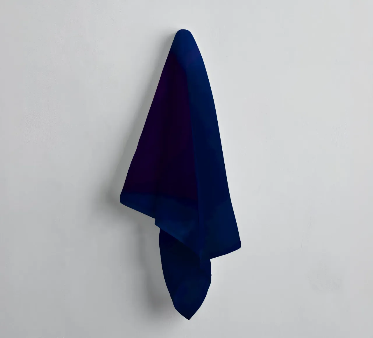 design abstrait dans des tons bleus riches pour une pièce moderne serviette de bain de DesignDoodle