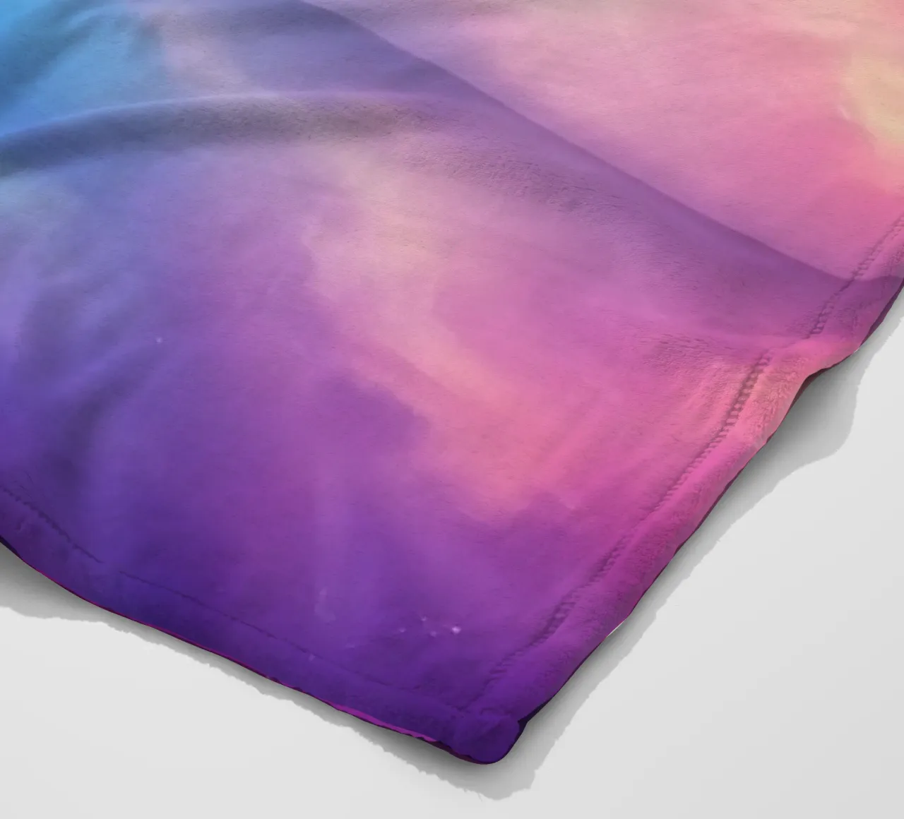 Sfondo dinamico caratterizzato da colori e riflessi vivaci coperta in pile da DesignDoodle