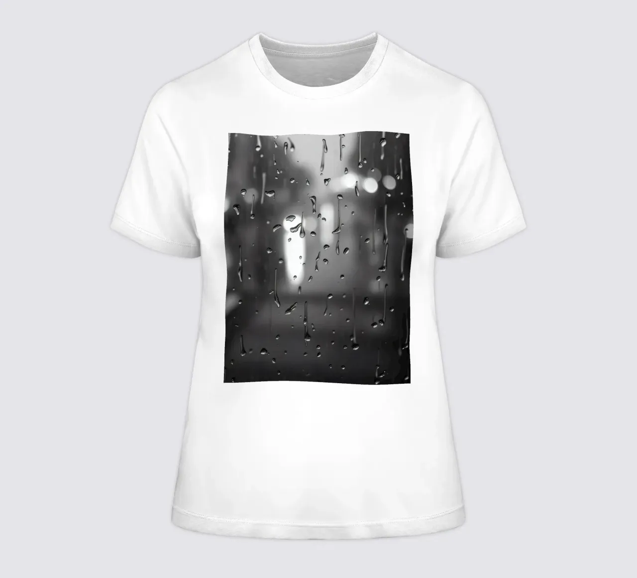 Le gocce di pioggia sulla finestra creano un effetto calmante t-shirt da donna da DesignDoodle