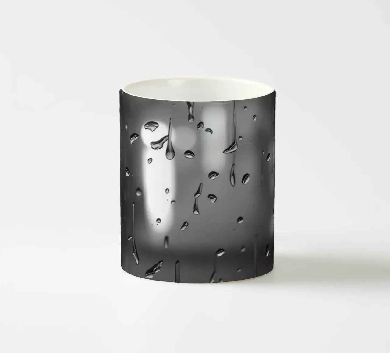 Les gouttes de pluie sur la fenêtre créent un effet apaisant mug en céramique de DesignDoodle