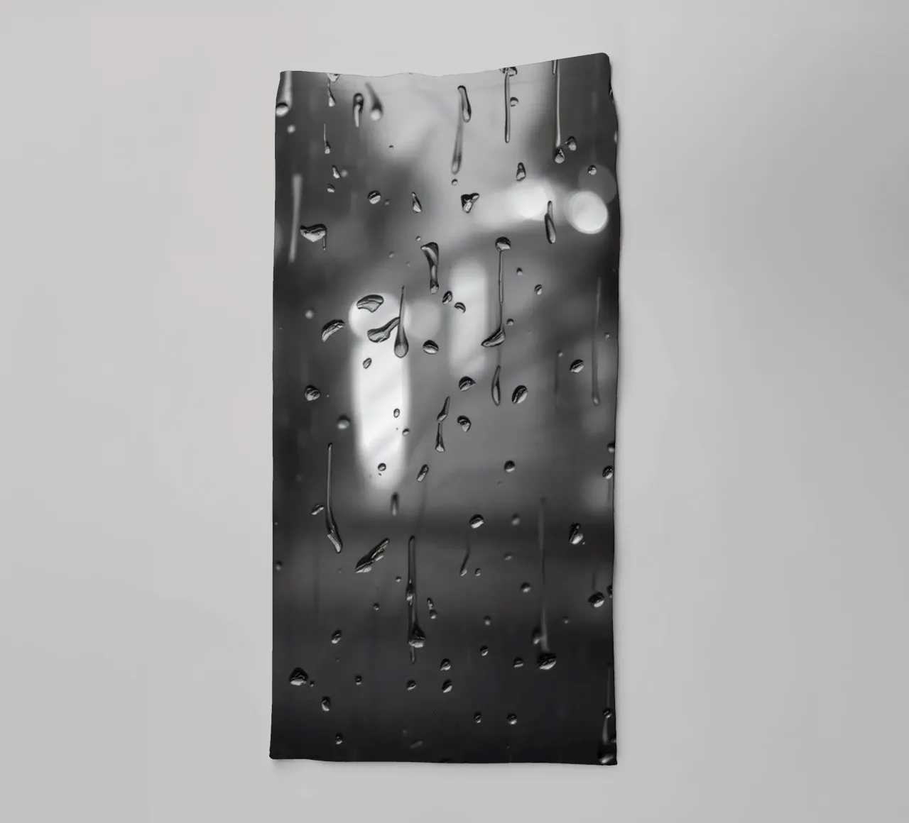 Regendruppels op het raam creëren een rustgevend effect badhanddoek van DesignDoodle