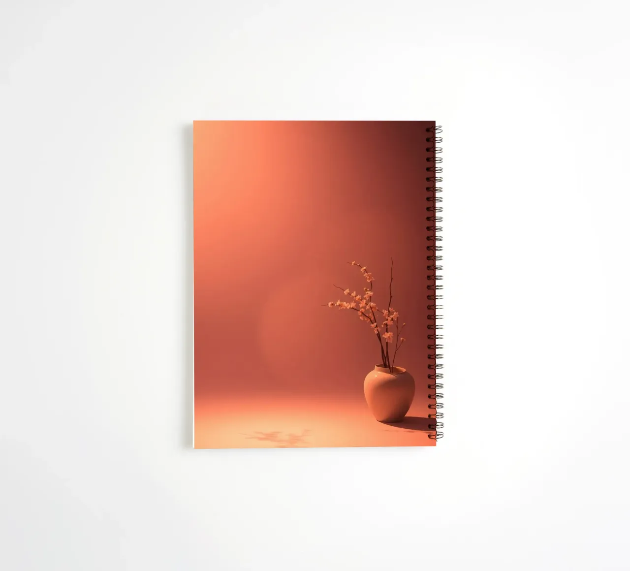 Vase élégant avec des fleurs délicates sur un fond chaud carnet à spirale de DesignDoodle