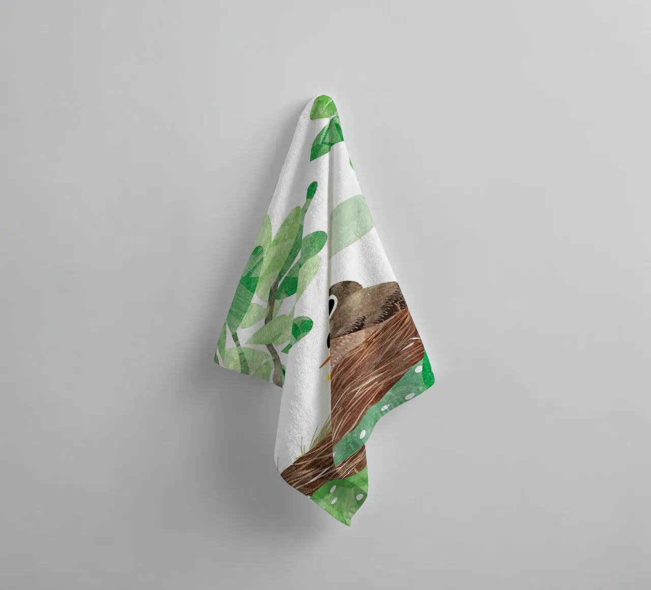 Vogelmutter in ihrem Nest Handtuch von BABY ART PRINTS