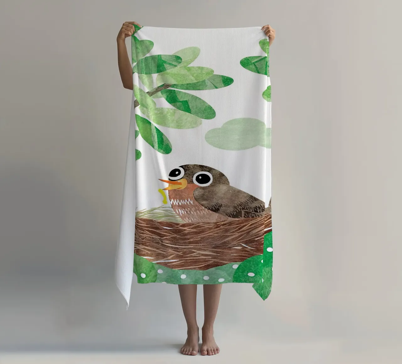 Vogelmutter in ihrem Nest Strandtuch von BABY ART PRINTS