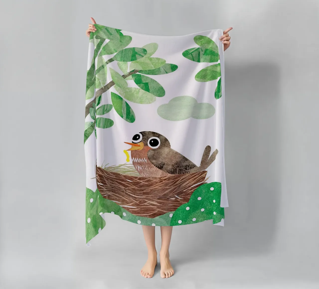 Vogelmutter in ihrem Nest Strandtuch von BABY ART PRINTS