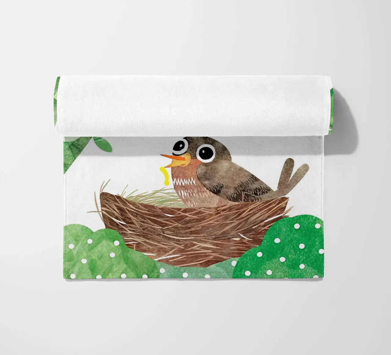 Vogelmutter in ihrem Nest Strandtuch von BABY ART PRINTS