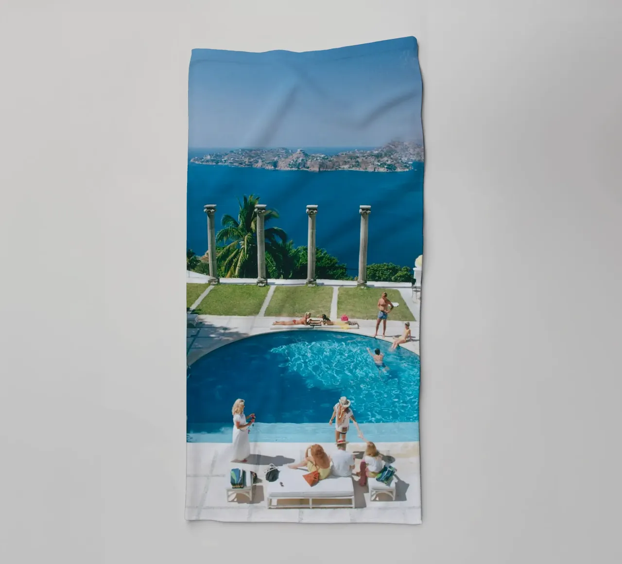 La piscine de la Villa Nirvana, Acapulco, Mexique. Vieille ville d'Acapulco serviette de bain de Popo Photograph