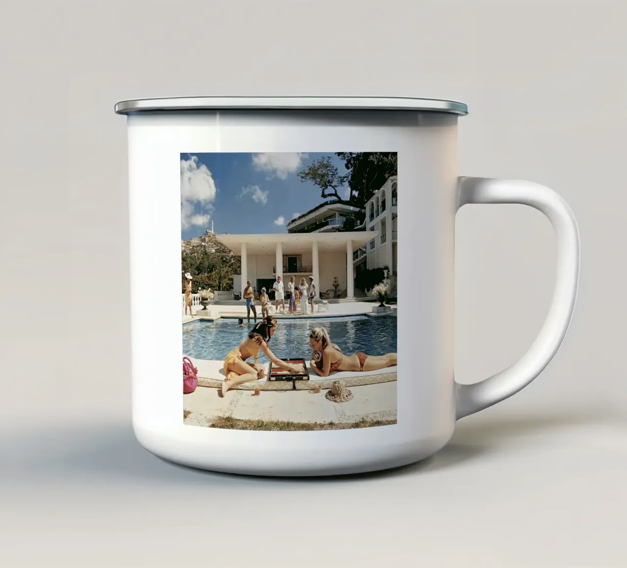 Due giovani donne nel 1972 tazza in smalto da Popo Photograph