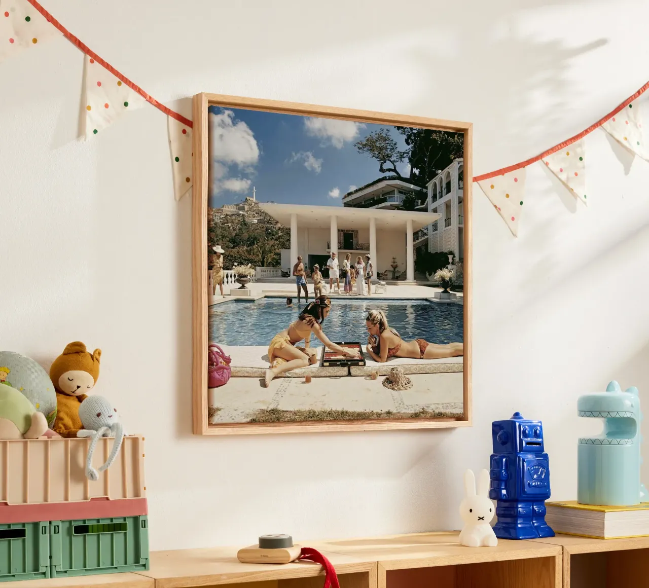 Twee jonge vrouwen in 1972 canvas met Baklijst van Popo Photograph