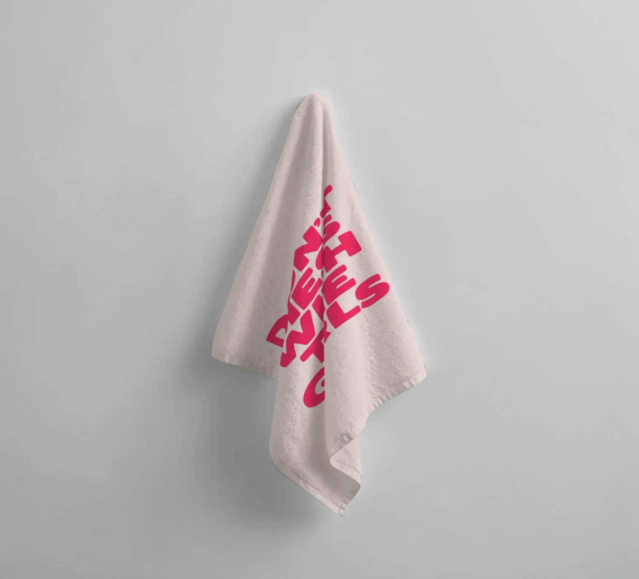 Stampa tipografica "Don't Mess With The Girls" in rosa asciugamano da bagno da THE MOTIVATED TYPE