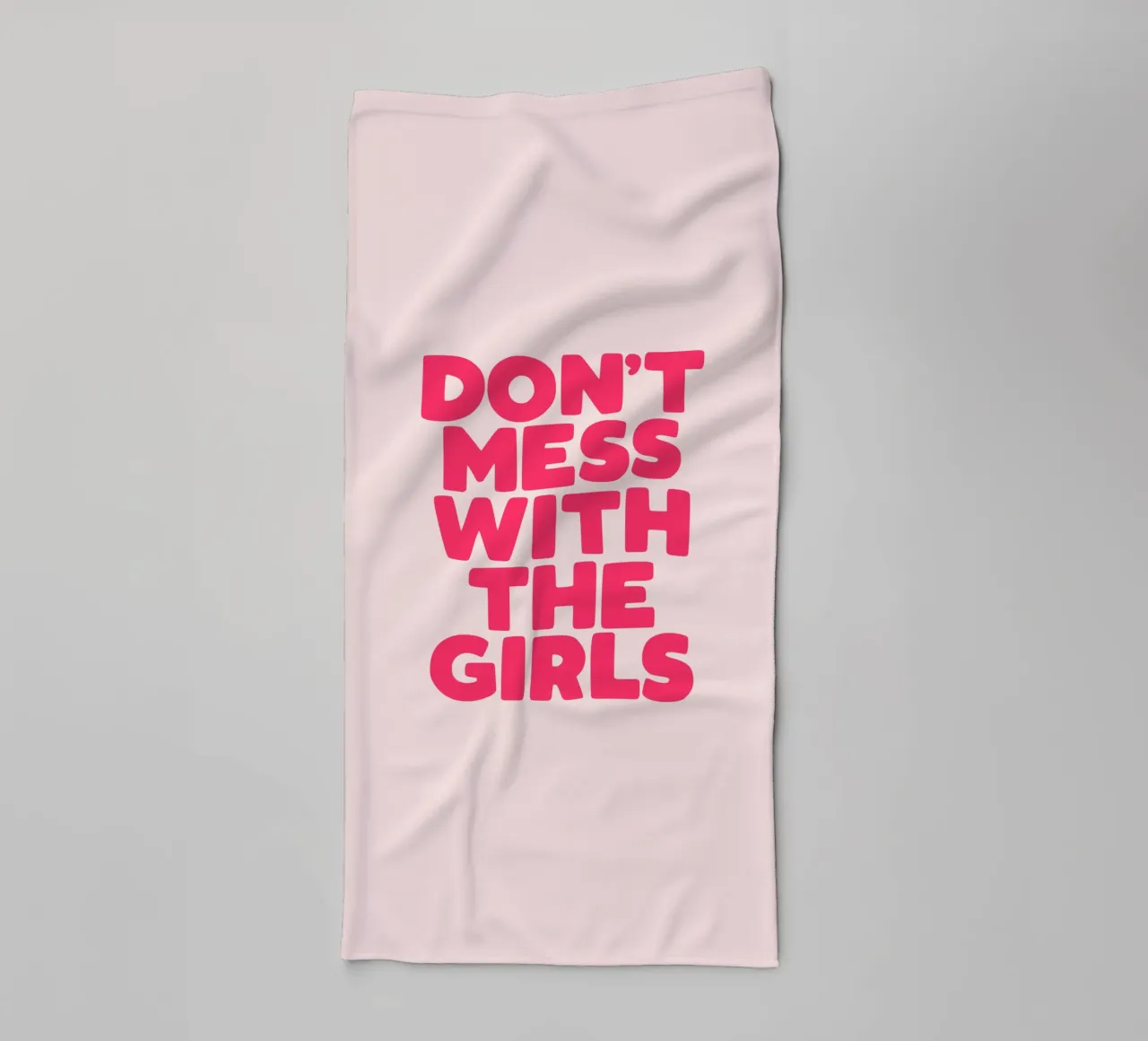 Stampa tipografica "Don't Mess With The Girls" in rosa asciugamano da bagno da THE MOTIVATED TYPE