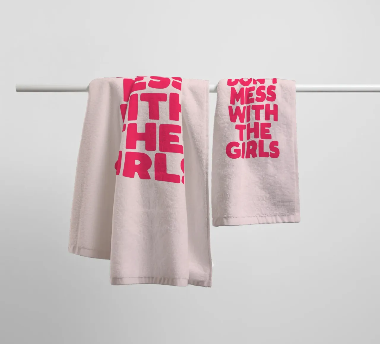 Stampa tipografica "Don't Mess With The Girls" in rosa asciugamano da bagno da THE MOTIVATED TYPE