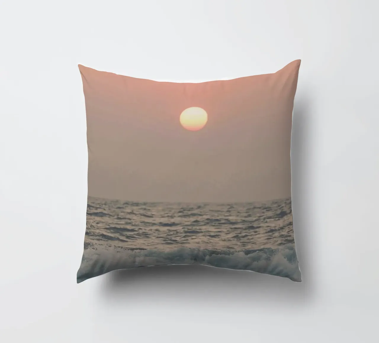 Pink Beach Sunset Kissen von Victoria Frost