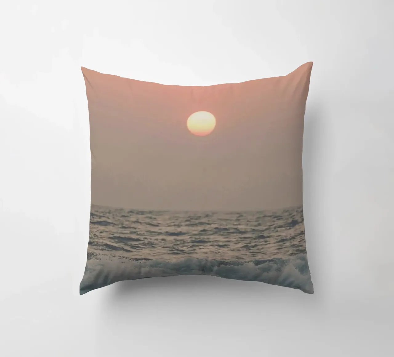 Pink Beach Sunset Kissen von Victoria Frost