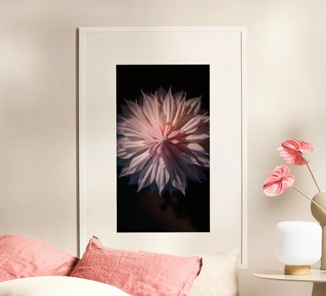 Lebendiges Blumendesign mit zarten rosa Farbtönen Poster mit Kunststoffrahmen von DesignDoodle