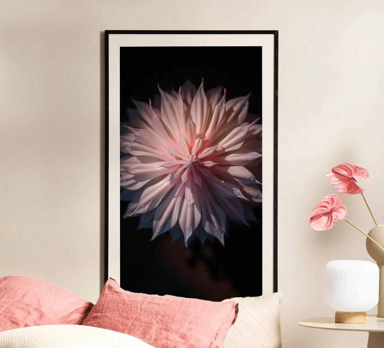 Lebendiges Blumendesign mit zarten rosa Farbtönen Poster mit Kunststoffrahmen von DesignDoodle