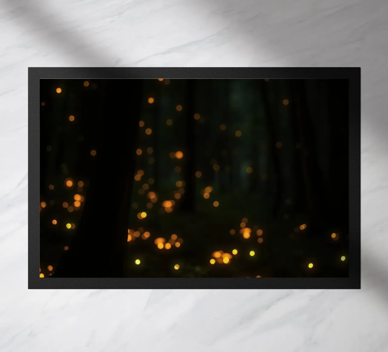 Foresta magica con luci e funghi incandescenti zerbino da DesignDoodle